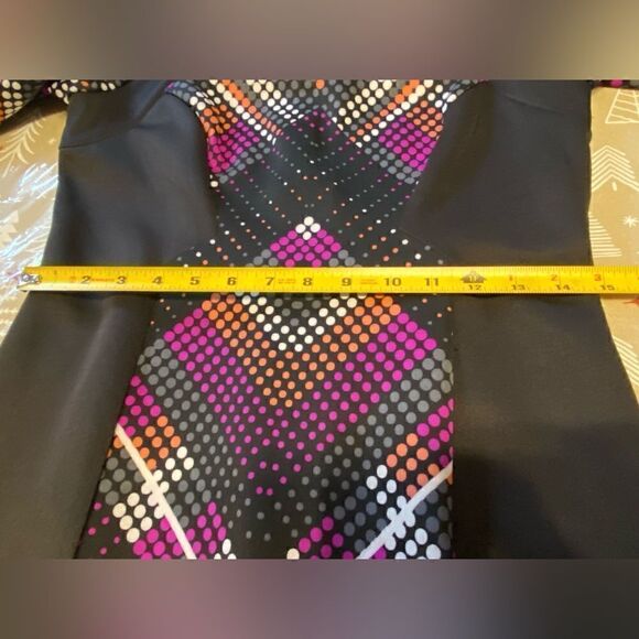 Madison Leigh Women’s Stretchy Dress, size 6. (D10) - Picture 6 of 8